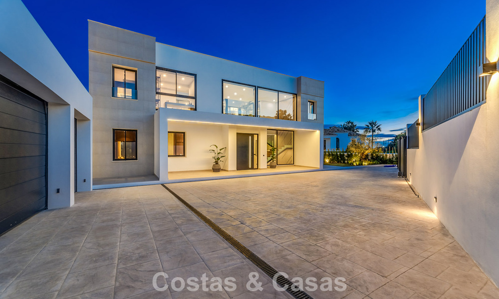 Sofisticada villa de diseño con magníficas vistas al mar en venta en El Madroñal, Benahavis - Marbella 795642