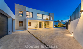 Sofisticada villa de diseño con magníficas vistas al mar en venta en El Madroñal, Benahavis - Marbella 795642 