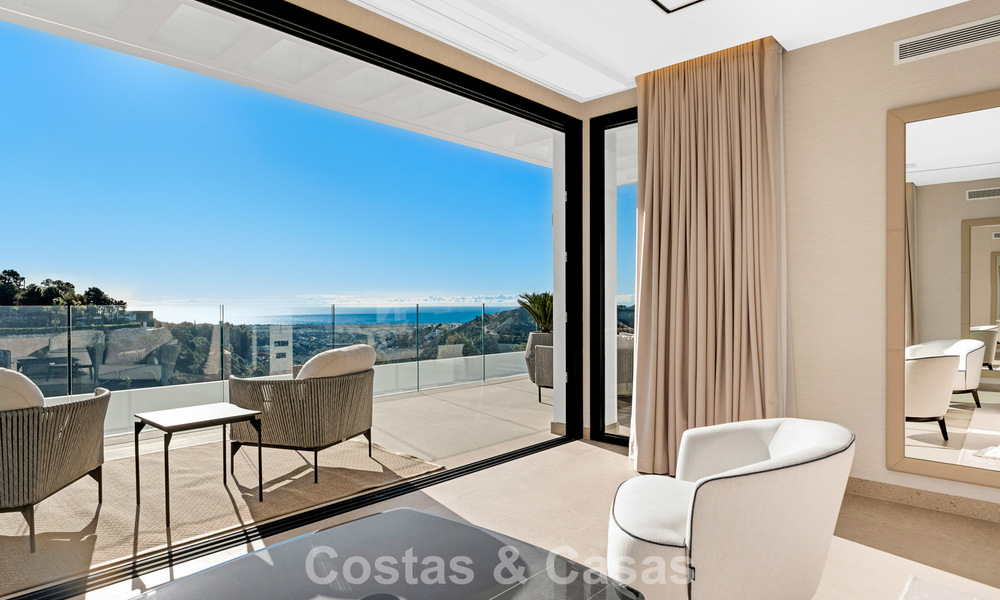 Sofisticada villa de diseño con magníficas vistas al mar en venta en El Madroñal, Benahavis - Marbella 795644