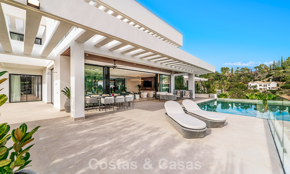 Sofisticada villa de diseño con magníficas vistas al mar en venta en El Madroñal, Benahavis - Marbella 795645