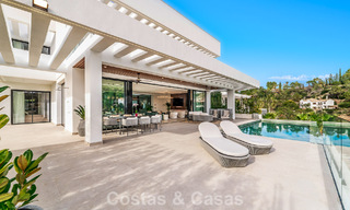 Sofisticada villa de diseño con magníficas vistas al mar en venta en El Madroñal, Benahavis - Marbella 795645 