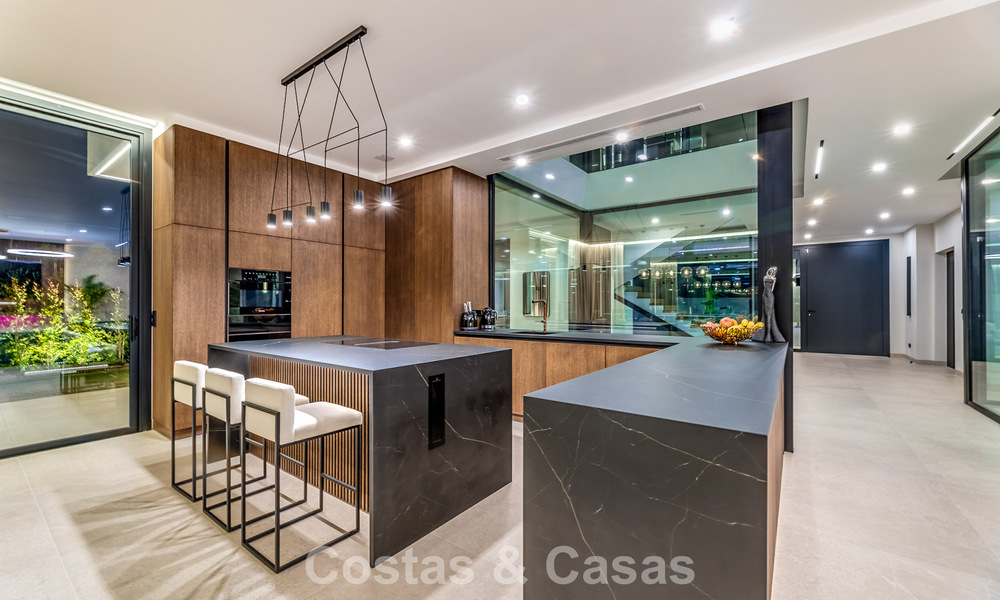 Sofisticada villa de diseño con magníficas vistas al mar en venta en El Madroñal, Benahavis - Marbella 795646