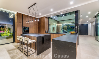 Sofisticada villa de diseño con magníficas vistas al mar en venta en El Madroñal, Benahavis - Marbella 795646 