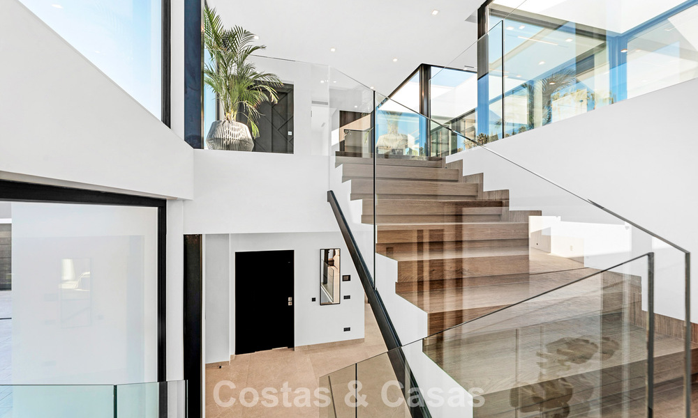 Sofisticada villa de diseño con magníficas vistas al mar en venta en El Madroñal, Benahavis - Marbella 795650