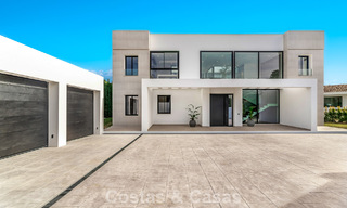 Sofisticada villa de diseño con magníficas vistas al mar en venta en El Madroñal, Benahavis - Marbella 795654 