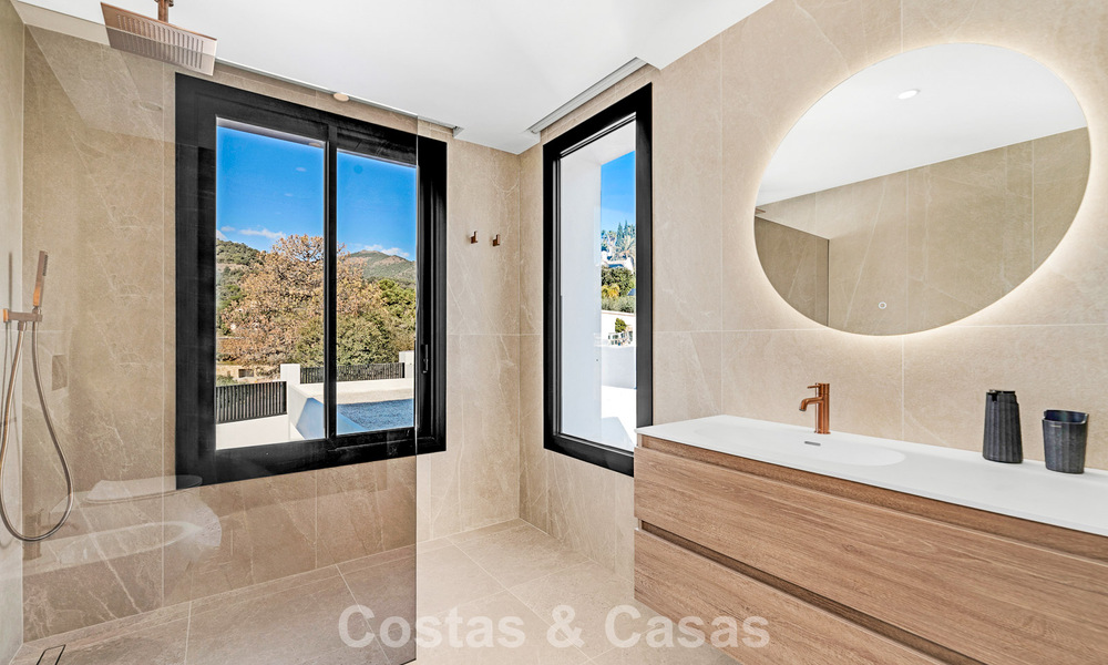 Sofisticada villa de diseño con impresionantes vistas al mar en venta en El Madroñal, Benahavis - Marbella 796829
