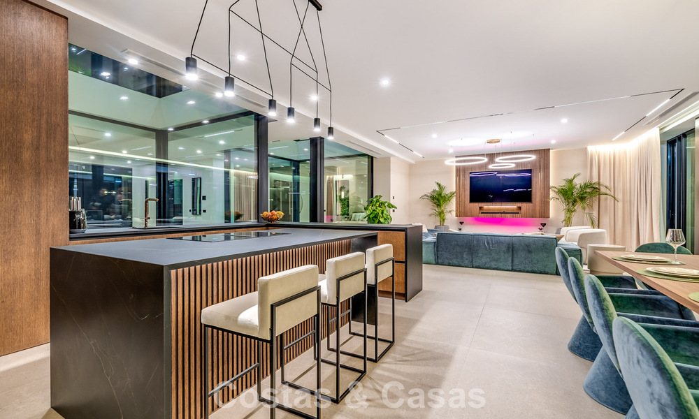 Sofisticada villa de diseño con impresionantes vistas al mar en venta en El Madroñal, Benahavis - Marbella 796836