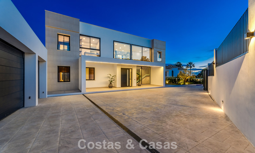 Sofisticada villa de diseño con impresionantes vistas al mar en venta en El Madroñal, Benahavis - Marbella 796843