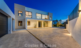 Sofisticada villa de diseño con impresionantes vistas al mar en venta en El Madroñal, Benahavis - Marbella 796843 