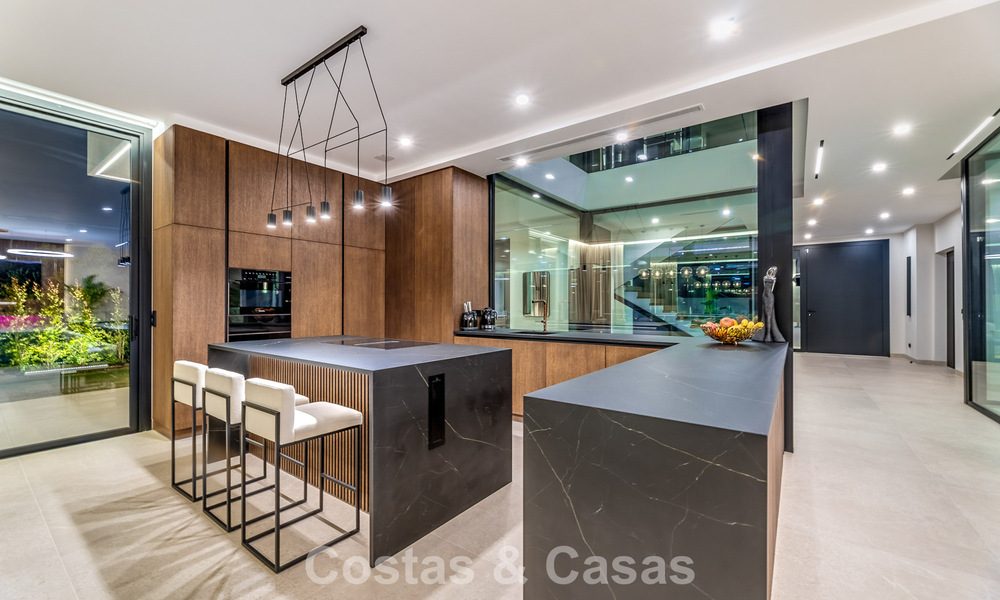 Sofisticada villa de diseño con impresionantes vistas al mar en venta en El Madroñal, Benahavis - Marbella 796847