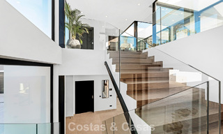 Sofisticada villa de diseño con impresionantes vistas al mar en venta en El Madroñal, Benahavis - Marbella 796851 
