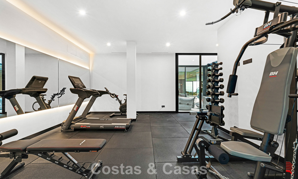 Sofisticada villa de diseño con impresionantes vistas al mar en venta en El Madroñal, Benahavis - Marbella 796853