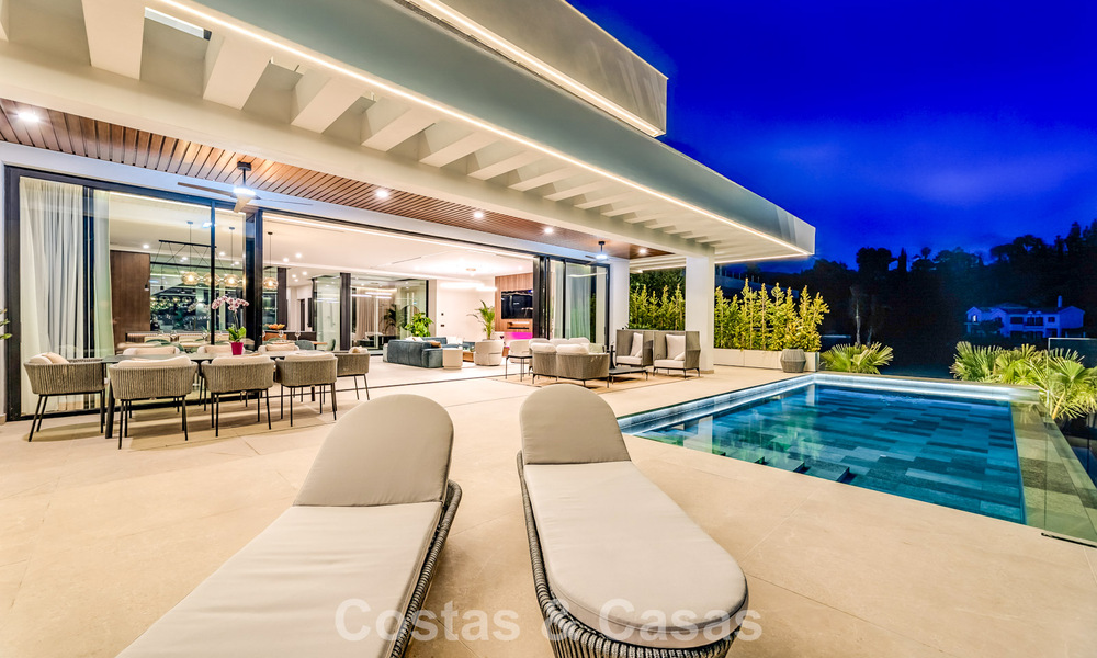 Sofisticada villa de diseño con impresionantes vistas al mar en venta en El Madroñal, Benahavis - Marbella 796857