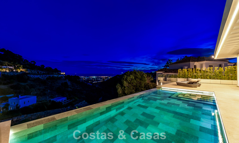 Sofisticada villa de diseño con impresionantes vistas al mar en venta en El Madroñal, Benahavis - Marbella 796858