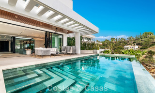 Sofisticada villa de diseño con impresionantes vistas al mar en venta en El Madroñal, Benahavis - Marbella 796861 