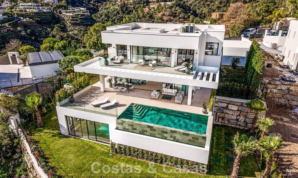 Sofisticada villa de diseño con impresionantes vistas al mar en venta en El Madroñal, Benahavis - Marbella 796864