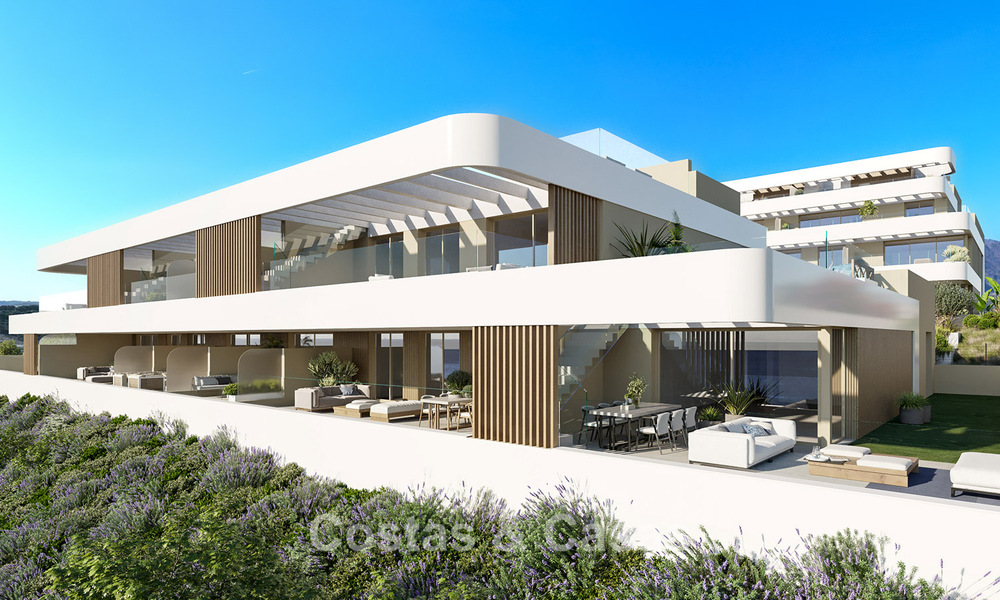 Modernos apartamentos de obra nueva en venta cerca de la playa y con vistas al mar en Estepona Oeste 775321