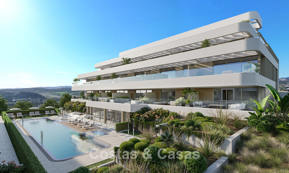 Modernos apartamentos de obra nueva en venta cerca de la playa y con vistas al mar en Estepona Oeste 775323