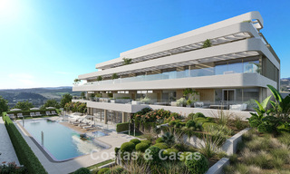 Modernos apartamentos de obra nueva en venta cerca de la playa y con vistas al mar en Estepona Oeste 775323 