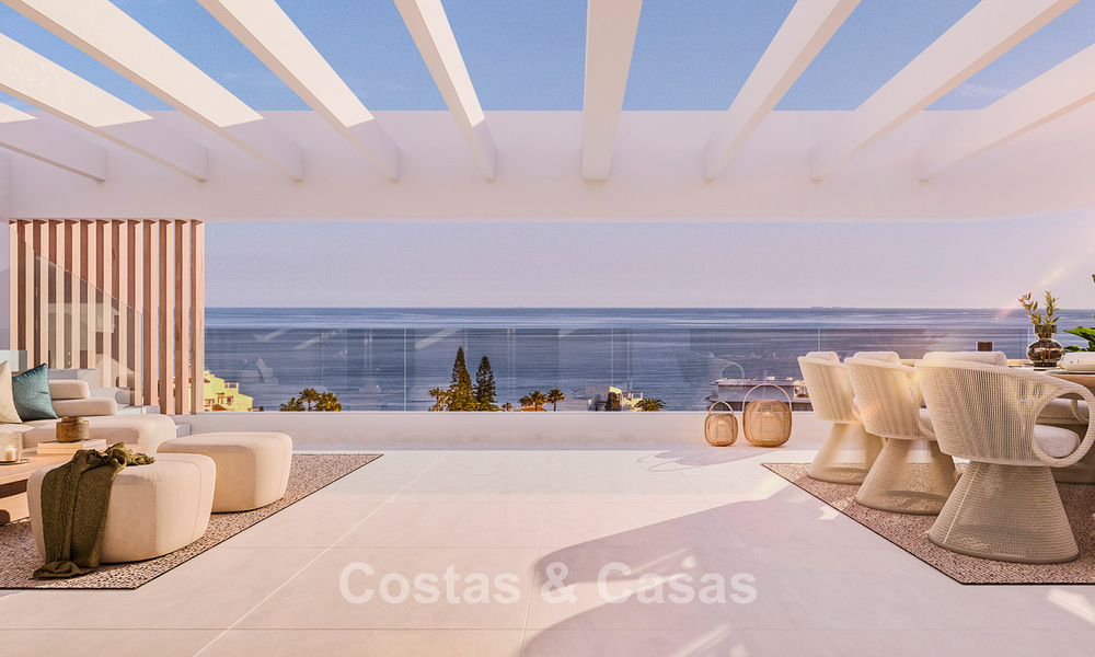 Modernos apartamentos de obra nueva en venta cerca de la playa y con vistas al mar en Estepona Oeste 775325