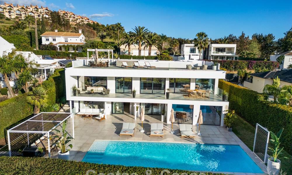 Lujosa villa de estilo moderno en venta, junto al campo de golf en Nueva Andalucía, Marbella 775536