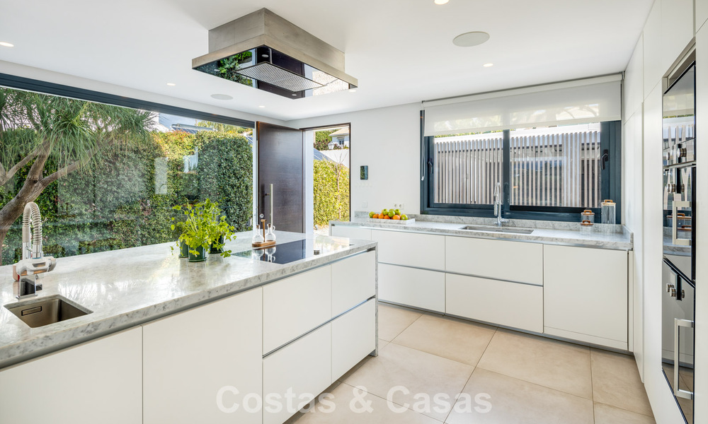 Lujosa villa de estilo moderno en venta, junto al campo de golf en Nueva Andalucía, Marbella 775541