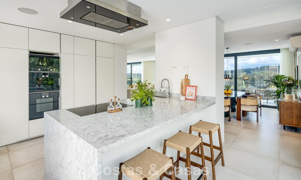 Lujosa villa de estilo moderno en venta, junto al campo de golf en Nueva Andalucía, Marbella 775542