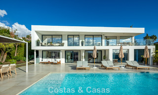Lujosa villa de estilo moderno en venta, junto al campo de golf en Nueva Andalucía, Marbella 775555 