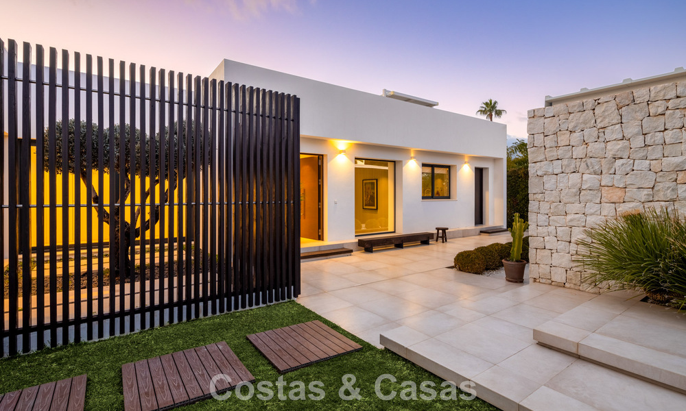 Lujosa villa de estilo moderno en venta, junto al campo de golf en Nueva Andalucía, Marbella 775560