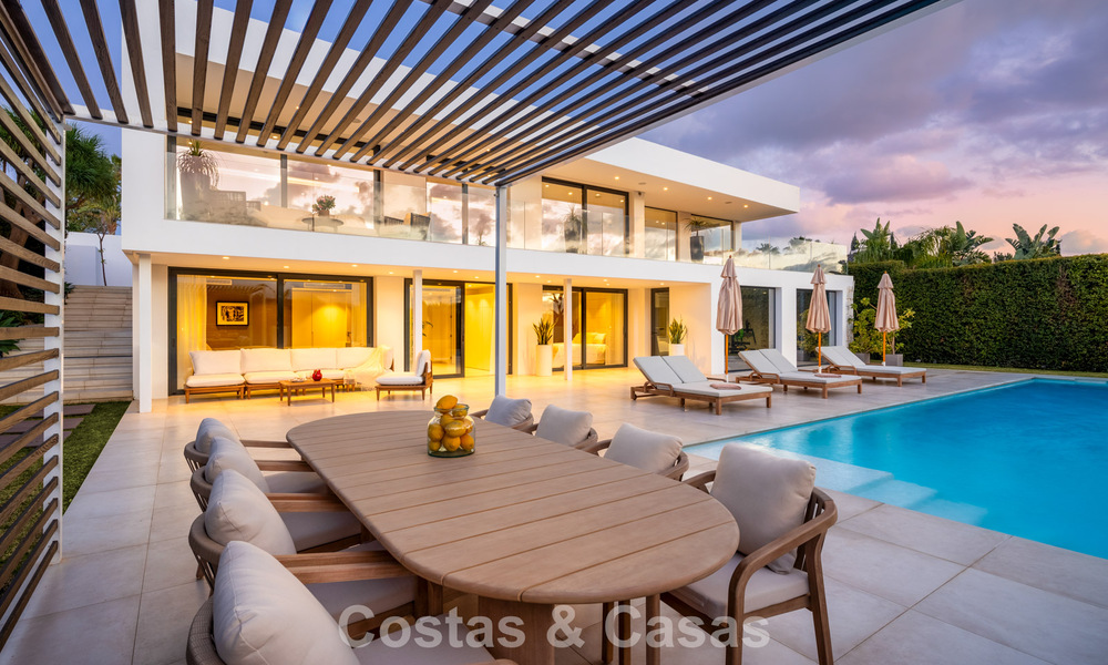 Lujosa villa de estilo moderno en venta, junto al campo de golf en Nueva Andalucía, Marbella 775561