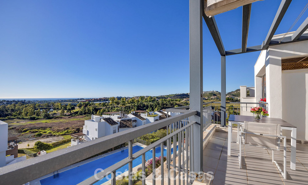 Ático listo para entrar a vivir con vistas panorámicas al mar en un complejo mediterráneo en venta en Benahavis - Marbella 775756