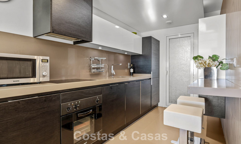 Ático listo para entrar a vivir con vistas panorámicas al mar en un complejo mediterráneo en venta en Benahavis - Marbella 775758