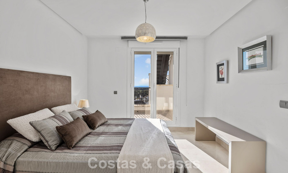 Ático listo para entrar a vivir con vistas panorámicas al mar en un complejo mediterráneo en venta en Benahavis - Marbella 775760