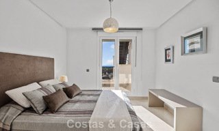 Ático listo para entrar a vivir con vistas panorámicas al mar en un complejo mediterráneo en venta en Benahavis - Marbella 775760 