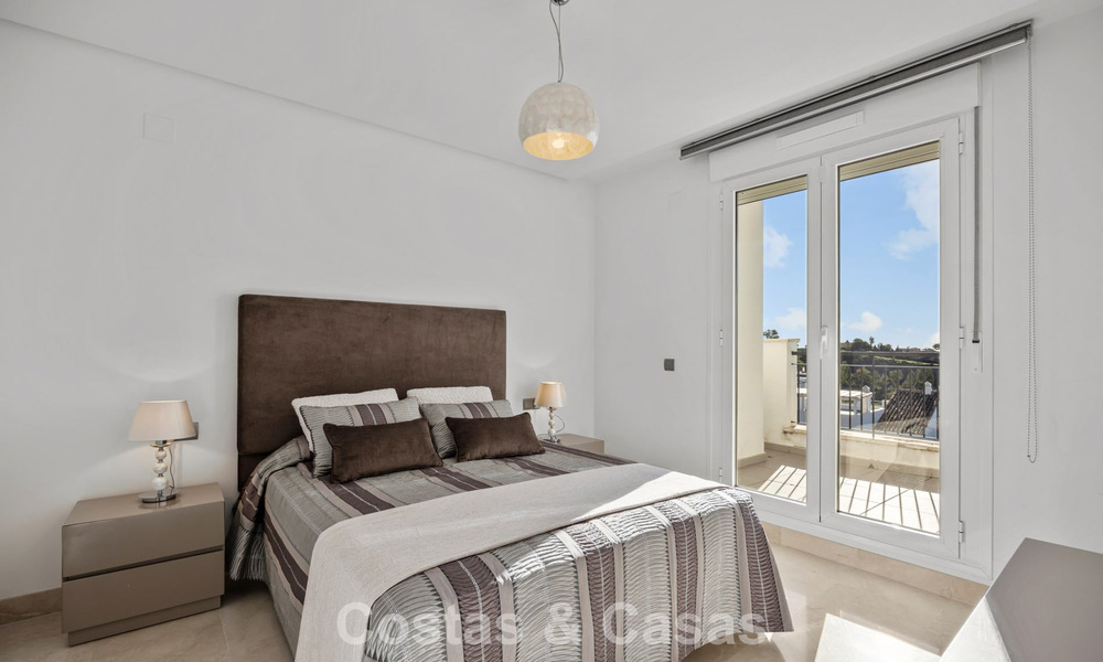 Ático listo para entrar a vivir con vistas panorámicas al mar en un complejo mediterráneo en venta en Benahavis - Marbella 775761