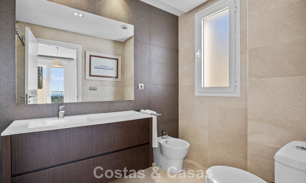 Ático listo para entrar a vivir con vistas panorámicas al mar en un complejo mediterráneo en venta en Benahavis - Marbella 775762