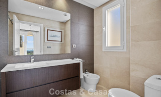 Ático listo para entrar a vivir con vistas panorámicas al mar en un complejo mediterráneo en venta en Benahavis - Marbella 775762 