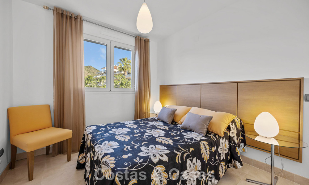 Ático listo para entrar a vivir con vistas panorámicas al mar en un complejo mediterráneo en venta en Benahavis - Marbella 775763