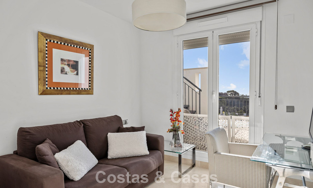 Ático listo para entrar a vivir con vistas panorámicas al mar en un complejo mediterráneo en venta en Benahavis - Marbella 775765