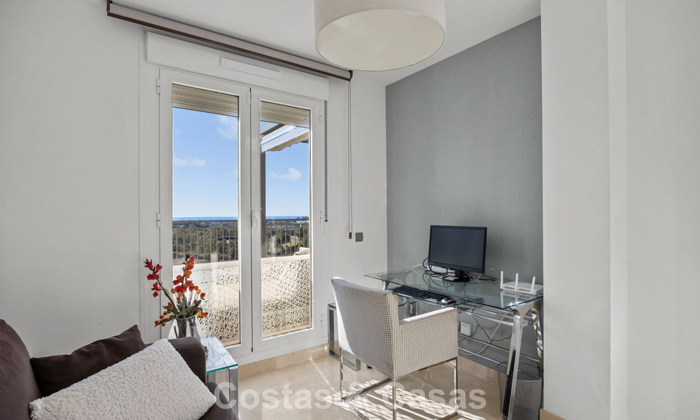 Ático listo para entrar a vivir con vistas panorámicas al mar en un complejo mediterráneo en venta en Benahavis - Marbella 775766