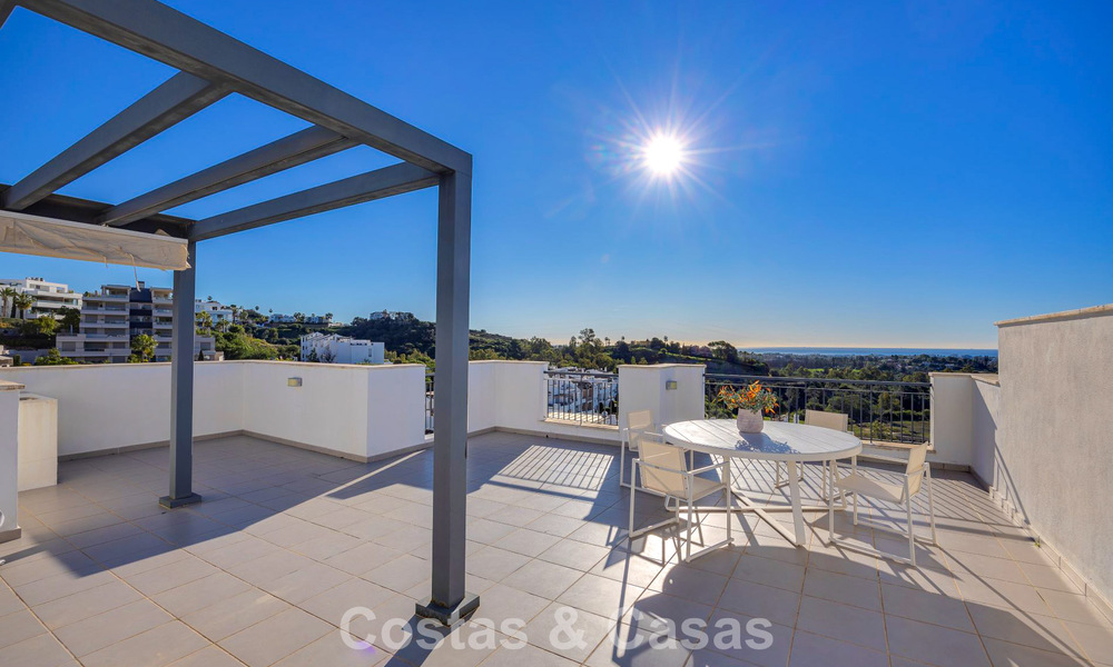 Ático listo para entrar a vivir con vistas panorámicas al mar en un complejo mediterráneo en venta en Benahavis - Marbella 775767