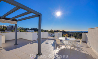 Ático listo para entrar a vivir con vistas panorámicas al mar en un complejo mediterráneo en venta en Benahavis - Marbella 775767 