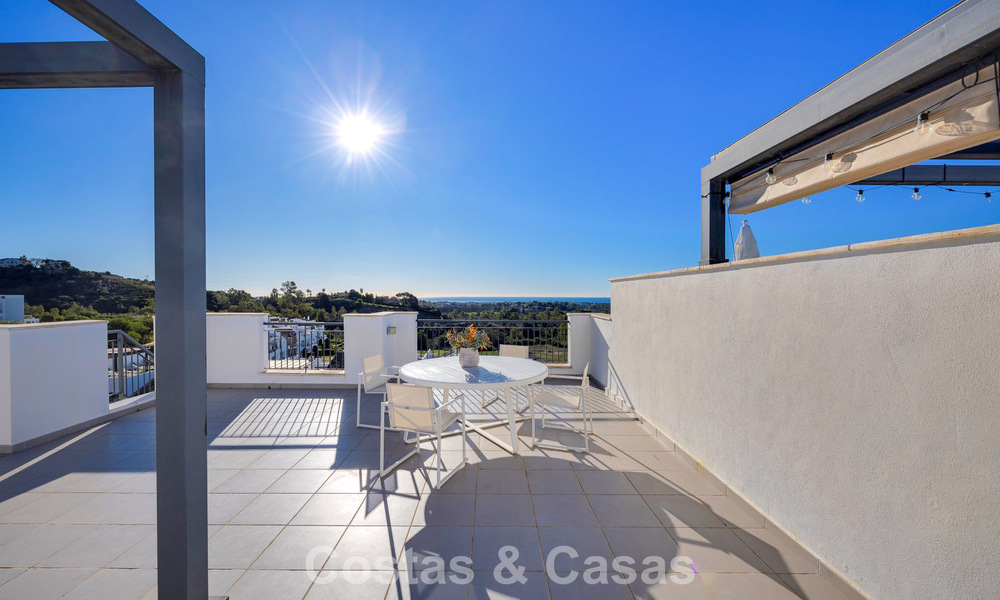 Ático listo para entrar a vivir con vistas panorámicas al mar en un complejo mediterráneo en venta en Benahavis - Marbella 775768