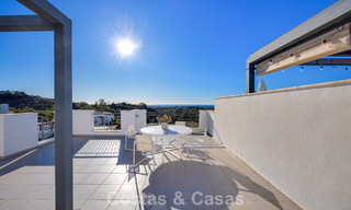Ático listo para entrar a vivir con vistas panorámicas al mar en un complejo mediterráneo en venta en Benahavis - Marbella 775768 