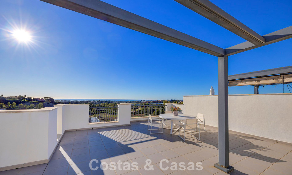 Ático listo para entrar a vivir con vistas panorámicas al mar en un complejo mediterráneo en venta en Benahavis - Marbella 775769