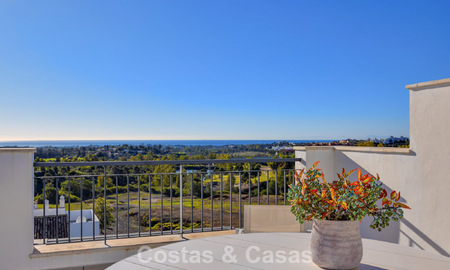 Ático listo para entrar a vivir con vistas panorámicas al mar en un complejo mediterráneo en venta en Benahavis - Marbella 775770