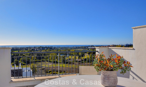 Ático listo para entrar a vivir con vistas panorámicas al mar en un complejo mediterráneo en venta en Benahavis - Marbella 775770