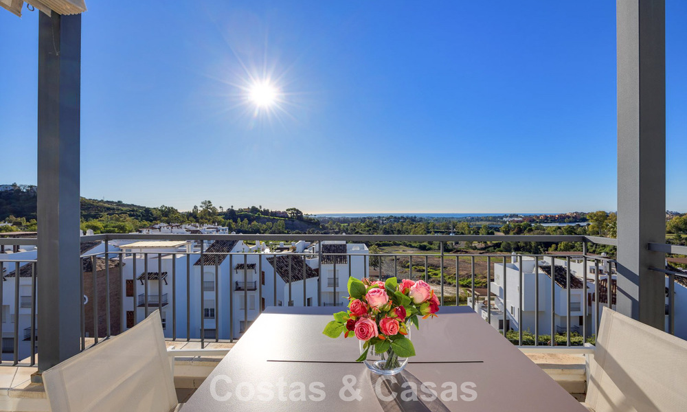 Ático listo para entrar a vivir con vistas panorámicas al mar en un complejo mediterráneo en venta en Benahavis - Marbella 775771