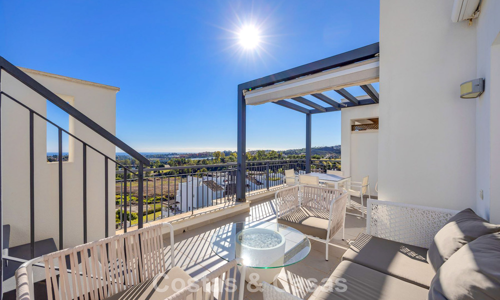 Ático listo para entrar a vivir con vistas panorámicas al mar en un complejo mediterráneo en venta en Benahavis - Marbella 775772