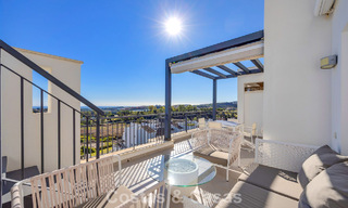 Ático listo para entrar a vivir con vistas panorámicas al mar en un complejo mediterráneo en venta en Benahavis - Marbella 775772 